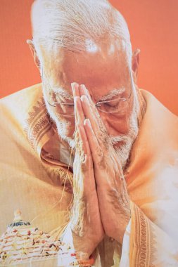 Yeni Delhi, Hindistan - 17 Şubat 2024 - Başbakan Narendra Modi, Başkentteki büyük bir seçim mitingine katılırken Başbakan Modi 'nin posteri olan BJP yol gösterisinde kesildi
