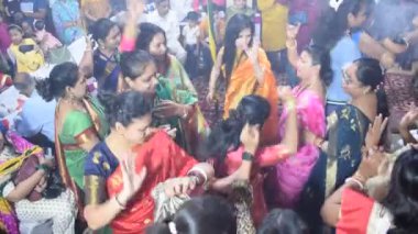 Delhi, Hindistan, Ekim 02: 2023 - Durga Idol 'un önünde ruhani dans yapan dindarlar, Durga Puja kutlamaları için Jhilmil Kolonisi Delhi' deki Kali Bari tapınağı, Durga utsav festivali, Ekim 2023