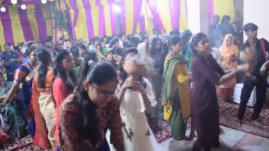 Delhi, Hindistan, Ekim 02: 2023 - Durga Idol 'un önünde ruhani dans yapan dindarlar, Durga Puja kutlamaları için Jhilmil Kolonisi Delhi' deki Kali Bari tapınağı, Durga utsav festivali, Ekim 2023