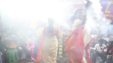 Delhi, Hindistan, Ekim 02: 2023 - Durga Idol 'un önünde ruhani dans yapan dindarlar, Durga Puja kutlamaları için Jhilmil Kolonisi Delhi' deki Kali Bari tapınağı, Durga utsav festivali, Ekim 2023