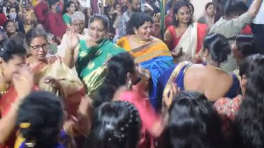 Delhi, Hindistan, Ekim 02: 2023 - Durga Idol 'un önünde ruhani dans yapan dindarlar, Durga Puja kutlamaları için Jhilmil Kolonisi Delhi' deki Kali Bari tapınağı, Durga utsav festivali, Ekim 2023