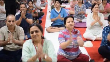 Yeni Delhi, Hindistan, 19 Nisan 2024 - Balaji Tapınağı, Vivek Vihar, Uluslararası Yoga Günü, tapınaktaki yoga sınıfına katılan büyük bir grup yetişkin için grup yoga oturumu