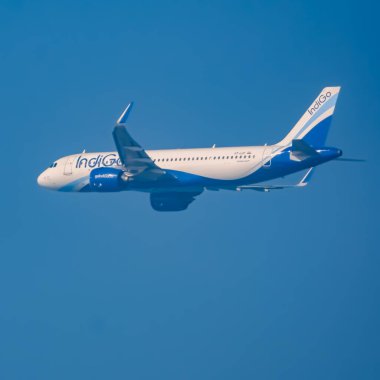 Yeni Delhi, Hindistan, 25 Aralık 2023 - Indigo Airbus A320 Indra Gandhi Uluslararası Havalimanı Delhi 'den havalanıyor, gündüz vakti mavi gökyüzünde uçan Indigo iç uçağı