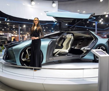 Noida, Uttar Pradesh, Hindistan, 28 Kasım 2023 - Otomobil Fuarı 2023 'te sergilenen tamamen otonom elektrik, dizel ve benzin otomobili. Otomobil geleceği için tasarlanmış yaratıcı bir araba.