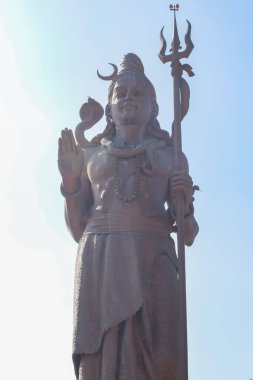 Delhi Uluslararası Havaalanı yakınlarındaki Lord Shiva 'nın büyük heykeli, Delhi, Hindistan, Lord Shiv ana otoyolda gökyüzüne dokunan büyük heykel, Mahipalpur, Delhi