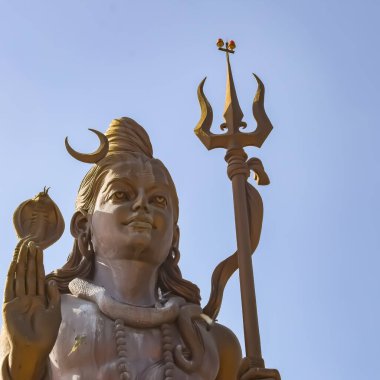 Delhi Uluslararası Havaalanı yakınlarındaki Lord Shiva 'nın büyük heykeli, Delhi, Hindistan, Lord Shiv ana otoyolda gökyüzüne dokunan büyük heykel, Mahipalpur, Delhi