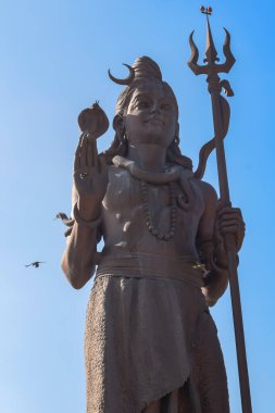 Delhi Uluslararası Havaalanı yakınlarındaki Lord Shiva 'nın büyük heykeli, Delhi, Hindistan, Lord Shiv ana otoyolda gökyüzüne dokunan büyük heykel, Mahipalpur, Delhi