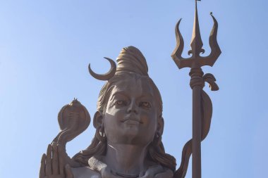 Delhi Uluslararası Havaalanı yakınlarındaki Lord Shiva 'nın büyük heykeli, Delhi, Hindistan, Lord Shiv ana otoyolda gökyüzüne dokunan büyük heykel, Mahipalpur, Delhi