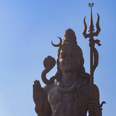 Delhi Uluslararası Havaalanı yakınlarındaki Lord Shiva 'nın büyük heykeli, Delhi, Hindistan, Lord Shiv ana otoyolda gökyüzüne dokunan büyük heykel, Mahipalpur, Delhi