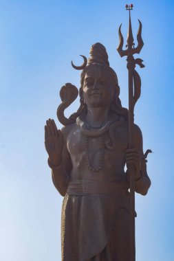 Delhi Uluslararası Havaalanı yakınlarındaki Lord Shiva 'nın büyük heykeli, Delhi, Hindistan, Lord Shiv ana otoyolda gökyüzüne dokunan büyük heykel, Mahipalpur, Delhi