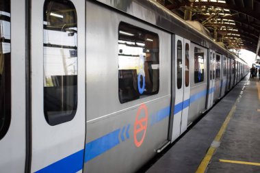 Yeni Delhi, Hindistan, 17 Şubat 2024 - Delhi Metro treni Yeni Delhi, Hindistan, Asya 'daki Jhandewalan metro istasyonuna varıyor.