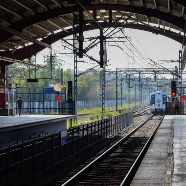 Yeni Delhi, Hindistan, 17 Şubat 2024 - Delhi Metro treni Yeni Delhi, Hindistan, Asya 'daki Jhandewalan metro istasyonuna varıyor.