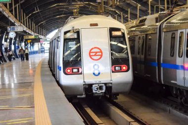 Yeni Delhi, Hindistan, 17 Şubat 2024 - Delhi Metro treni Yeni Delhi, Hindistan, Asya 'daki Jhandewalan metro istasyonuna varıyor.