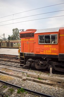 Amritsar, Hindistan, 3 Şubat 2024 - Amritsar tren istasyonunda gündüz vakti Hint elektrikli lokomotif motoru, Amritsar Shatabdi elektrikli lokomotif motoru