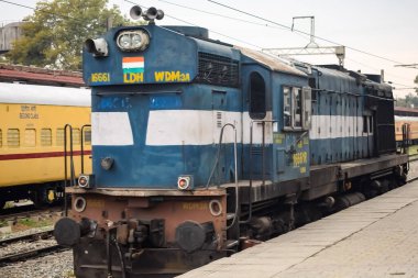 Amritsar, Hindistan, 3 Şubat 2024 - Amritsar tren istasyonunda gündüz vakti Hint elektrikli lokomotif motoru, Amritsar Shatabdi elektrikli lokomotif motoru