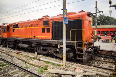 Amritsar, Hindistan, 3 Şubat 2024 - Amritsar tren istasyonunda gündüz vakti Hint elektrikli lokomotif motoru, Amritsar Shatabdi elektrikli lokomotif motoru