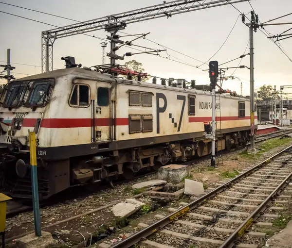 Amritsar, Hindistan, 3 Şubat 2024 - Amritsar tren istasyonunda gündüz vakti Hint elektrikli lokomotif motoru, Amritsar Shatabdi elektrikli lokomotif motoru