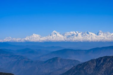 Hindistan 'ın Nainital şehrinin en yüksek tepesinde, bu resimde görülen sıradağ Himalaya Dağları, Hindistan' ın Uttarakhand kentindeki Nainital dağının güzelliği.