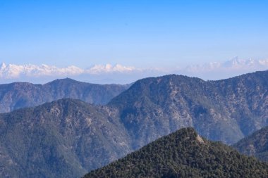 Hindistan 'ın Nainital şehrinin en yüksek tepesinde, bu resimde görülen sıradağ Himalaya Dağları, Hindistan' ın Uttarakhand kentindeki Nainital dağının güzelliği.
