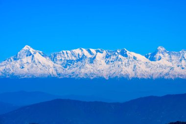 Hindistan 'ın Nainital şehrinin en yüksek tepesinde, bu resimde görülen sıradağ Himalaya Dağları, Hindistan' ın Uttarakhand kentindeki Nainital dağının güzelliği.
