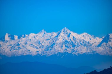 Hindistan 'ın Nainital şehrinin en yüksek tepesinde, bu resimde görülen sıradağ Himalaya Dağları, Hindistan' ın Uttarakhand kentindeki Nainital dağının güzelliği.