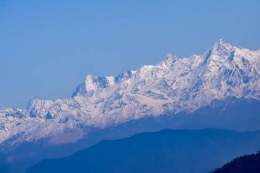 Hindistan 'ın Nainital şehrinin en yüksek tepesinde, bu resimde görülen sıradağ Himalaya Dağları, Hindistan' ın Uttarakhand kentindeki Nainital dağının güzelliği.