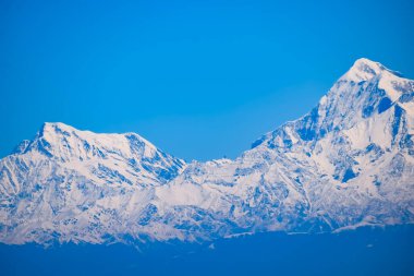 Hindistan 'ın Nainital şehrinin en yüksek tepesinde, bu resimde görülen sıradağ Himalaya Dağları, Hindistan' ın Uttarakhand kentindeki Nainital dağının güzelliği.