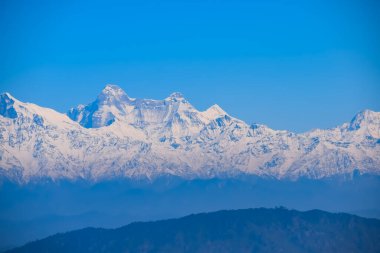 Hindistan 'ın Nainital şehrinin en yüksek tepesinde, bu resimde görülen sıradağ Himalaya Dağları, Hindistan' ın Uttarakhand kentindeki Nainital dağının güzelliği.