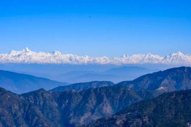Hindistan 'ın Nainital şehrinin en yüksek tepesinde, bu resimde görülen sıradağ Himalaya Dağları, Hindistan' ın Uttarakhand kentindeki Nainital dağının güzelliği.