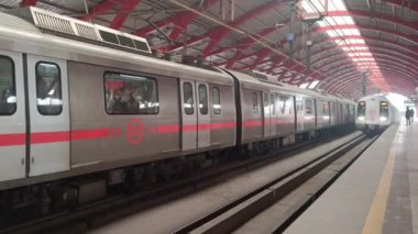Yeni Delhi, Hindistan, 12 Mayıs 2024 - Delhi Metro treni Yeni Delhi, Hindistan, Asya 'daki Jhandewalan metro istasyonuna varıyor.