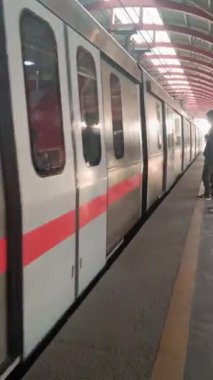 Yeni Delhi, Hindistan, 12 Mayıs 2024 - Delhi Metro treni Yeni Delhi, Hindistan, Asya 'daki Jhandewalan metro istasyonuna varıyor.