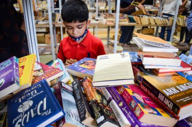 Delhi, Hindistan, 17 Şubat 2024 - Çeşitli yaş gruplarından insanlar Delhi Uluslararası Kitap Fuarı 'ndaki bir kitapçıda çeşitli kitaplar okuyor, Bharat Mandapam kompleksindeki Yıllık Kitap Fuarı' nda kitaplar
