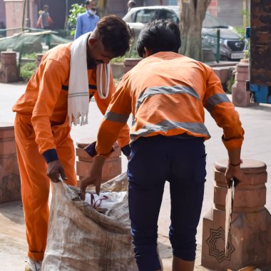 Eski Delhi, Hindistan, 15 Mart 2024 - Eski Delhi sokaklarında kimliği belirsiz adamlar, Eski Delhi 'de Chandni Chowk pazarının sokak fotoğrafları, Eski Delhi Caddesi Fotoğrafçılığı