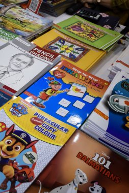 Yeni Delhi, Hindistan, 17 Şubat 2024 - Delhi Uluslararası Kitap Fuarı 'ndaki bir kitapçıda raflarda bulunan çeşitli kitaplar, Bharat Mandapam Kompleksi' ndeki Yıllık Kitap Fuarı 'nda sergilenen kitaplar