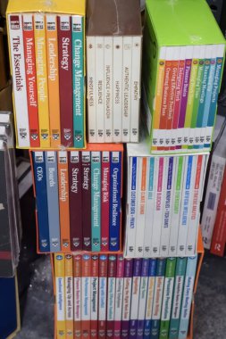 Yeni Delhi, Hindistan, 17 Şubat 2024 - Delhi Uluslararası Kitap Fuarı 'ndaki bir kitapçıda raflarda bulunan çeşitli kitaplar, Bharat Mandapam Kompleksi' ndeki Yıllık Kitap Fuarı 'nda sergilenen kitaplar
