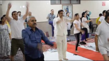 Delhi, Hindistan, 19 Nisan 2024 - Balaji Tapınağı, Vivek Vihar, Uluslararası Yoga Günü, tapınaktaki aerobik derslerine katılan büyük bir grup yetişkin için grup Yoga Aerobik seansı
