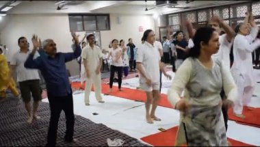 Delhi, Hindistan, 19 Nisan 2024 - Balaji Tapınağı, Vivek Vihar, Uluslararası Yoga Günü, tapınaktaki aerobik derslerine katılan büyük bir grup yetişkin için grup Yoga Aerobik seansı