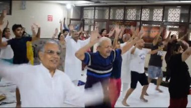 Delhi, Hindistan, 19 Nisan 2024 - Balaji Tapınağı, Vivek Vihar, Uluslararası Yoga Günü, tapınaktaki aerobik derslerine katılan büyük bir grup yetişkin için grup Yoga Aerobik seansı