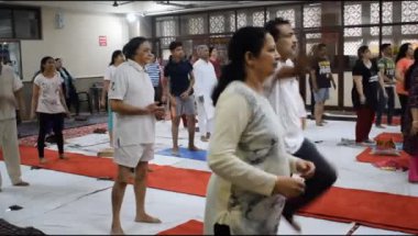 Delhi, Hindistan, 19 Nisan 2024 - Balaji Tapınağı, Vivek Vihar, Uluslararası Yoga Günü, tapınaktaki aerobik derslerine katılan büyük bir grup yetişkin için grup Yoga Aerobik seansı