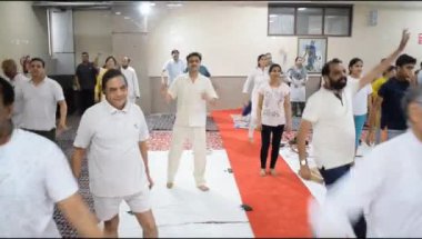 Delhi, Hindistan, 19 Nisan 2024 - Balaji Tapınağı, Vivek Vihar, Uluslararası Yoga Günü, tapınaktaki aerobik derslerine katılan büyük bir grup yetişkin için grup Yoga Aerobik seansı