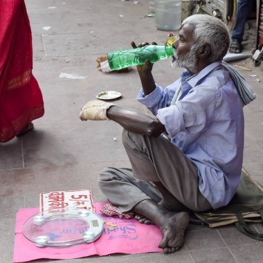 Eski Delhi, Hindistan, 15 Mart 2024 - Eski Delhi sokaklarında kimliği belirsiz insanlar, Eski Delhi 'de Chandni Chowk pazarının sokak fotoğrafları, Eski Delhi Sokak Fotoğrafçılığı
