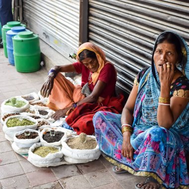 Eski Delhi, Hindistan, 15 Mart 2024 - Eski Delhi sokaklarında kimliği belirsiz insanlar, Eski Delhi 'de Chandni Chowk pazarının sokak fotoğrafları, Eski Delhi Sokak Fotoğrafçılığı
