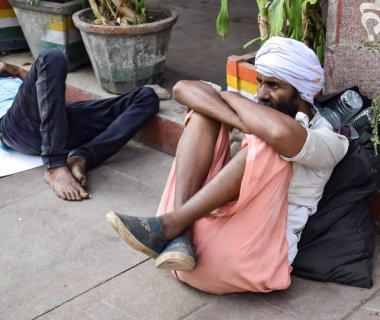 Eski Delhi, Hindistan, 15 Mart 2024 - Eski Delhi sokaklarında kimliği belirsiz insanlar, Eski Delhi 'de Chandni Chowk pazarının sokak fotoğrafları, Eski Delhi Sokak Fotoğrafçılığı