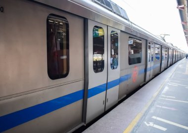 Yeni Delhi, Hindistan, 12 Mayıs 2024 - Delhi Metro treni Yeni Delhi, Hindistan, Asya 'daki Jhandewalan metro istasyonuna varıyor.