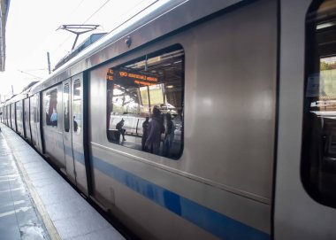 Yeni Delhi, Hindistan, 12 Mayıs 2024 - Delhi Metro treni Yeni Delhi, Hindistan, Asya 'daki Jhandewalan metro istasyonuna varıyor.