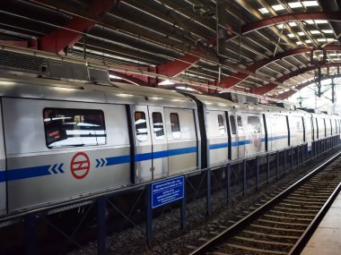 Yeni Delhi, Hindistan, 12 Mayıs 2024 - Delhi Metro treni Yeni Delhi, Hindistan, Asya 'daki Jhandewalan metro istasyonuna varıyor.