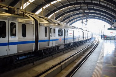 Yeni Delhi, Hindistan, 12 Mayıs 2024 - Delhi Metro treni Yeni Delhi, Hindistan, Asya 'daki Jhandewalan metro istasyonuna varıyor.