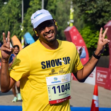 Yeni Delhi, Hindistan - 15 Ekim 2023 - Bitmek üzere olan maraton katılımcılarının bitiş çizgisini geçmek üzere olan Delhi Yarı Maratonu 2023