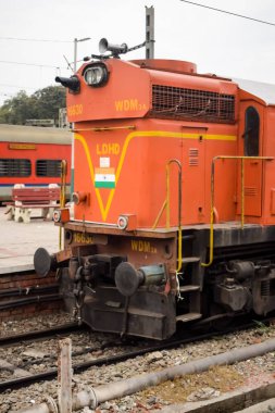 Amritsar, Hindistan, 3 Şubat 2024 - Amritsar tren istasyonunda gündüz vakti Hint elektrikli lokomotif motoru, Amritsar Shatabdi elektrikli lokomotif motoru