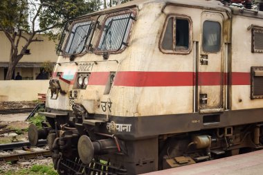 Amritsar, Hindistan, 3 Şubat 2024 - Amritsar tren istasyonunda gündüz vakti Hint elektrikli lokomotif motoru, Amritsar Shatabdi elektrikli lokomotif motoru